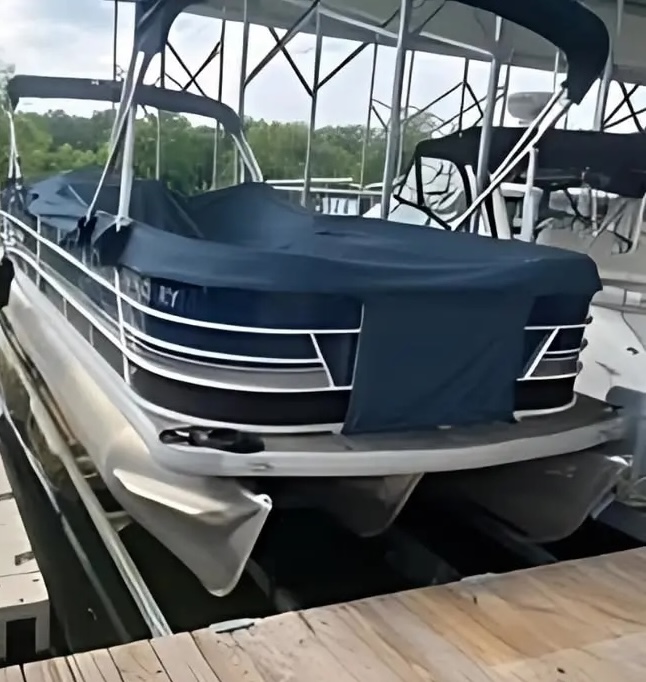 econo_lift_tritoon_lift