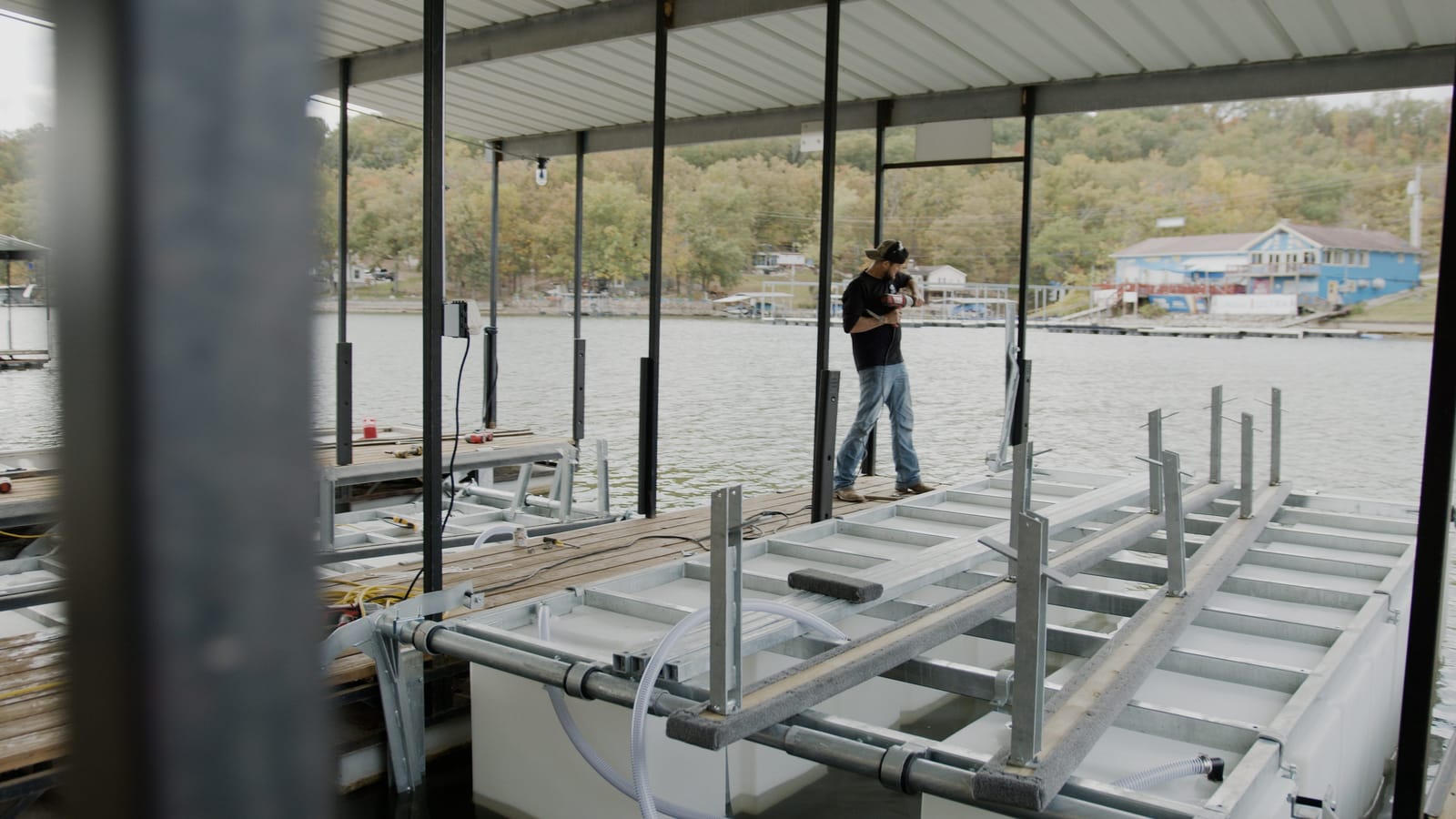 Econo Lift Surge 8,000 lb rough water side mount boat lift